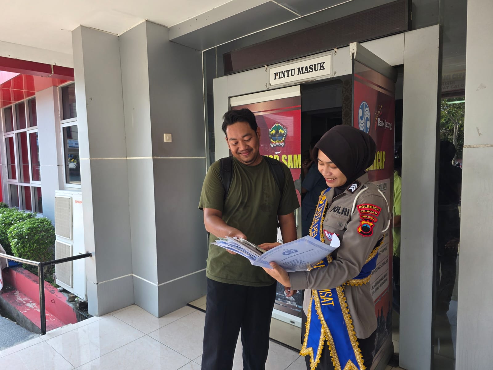 Unit STNK Satlantas Polresta Cilacap Melaksanakan Sosialisasi Persyaratan Dan Pengaduan Melalui Pemasangan Standing Banner