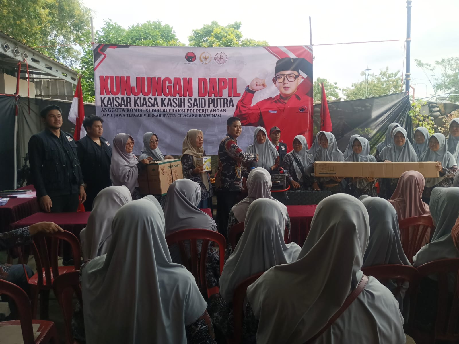 Kaisar Kunjungi PKK Di Desa Bajing, Serahkan Bantuan Peralatan Jualan UMKM