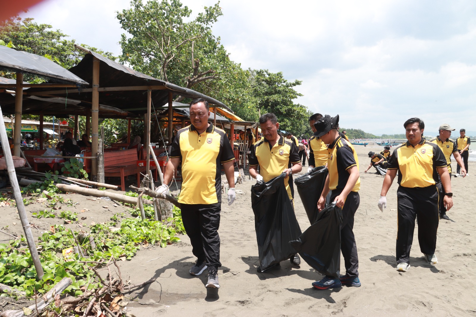 Tindak Lanjuti Arahan Presiden, Polresta Cilacap Bersihkan Pantai Teluk Penyu