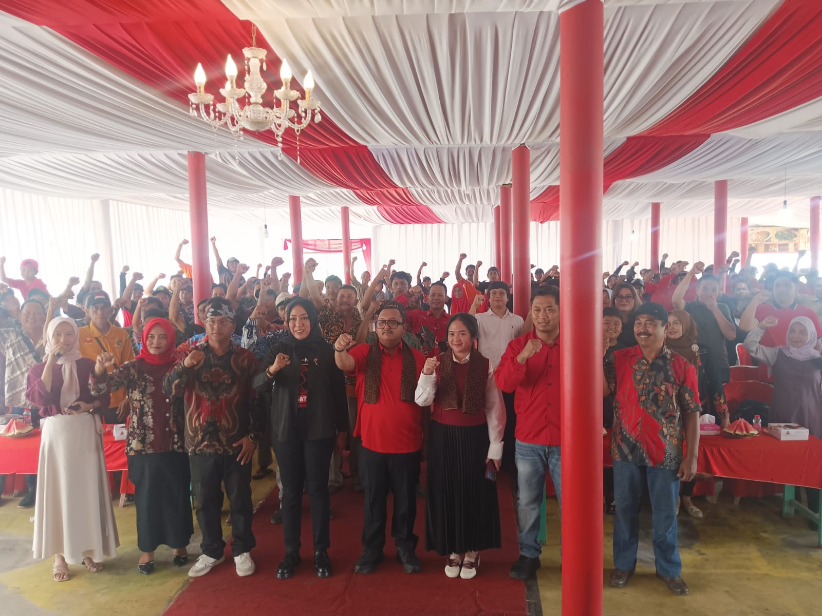 Kaisar Kiasa Kasih Anggota DPR RI  Serahkan Bantuan Kapal Kepada Kelompok Nelayan Desa Jetis