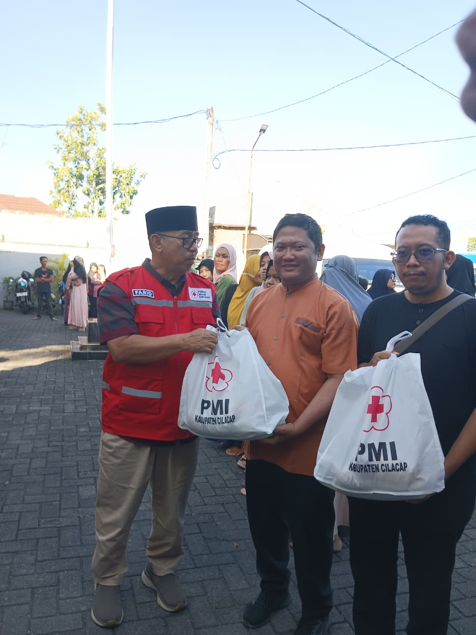 Jelang Lebaran, PMI Cilacap Bagikan Paket Sembako 