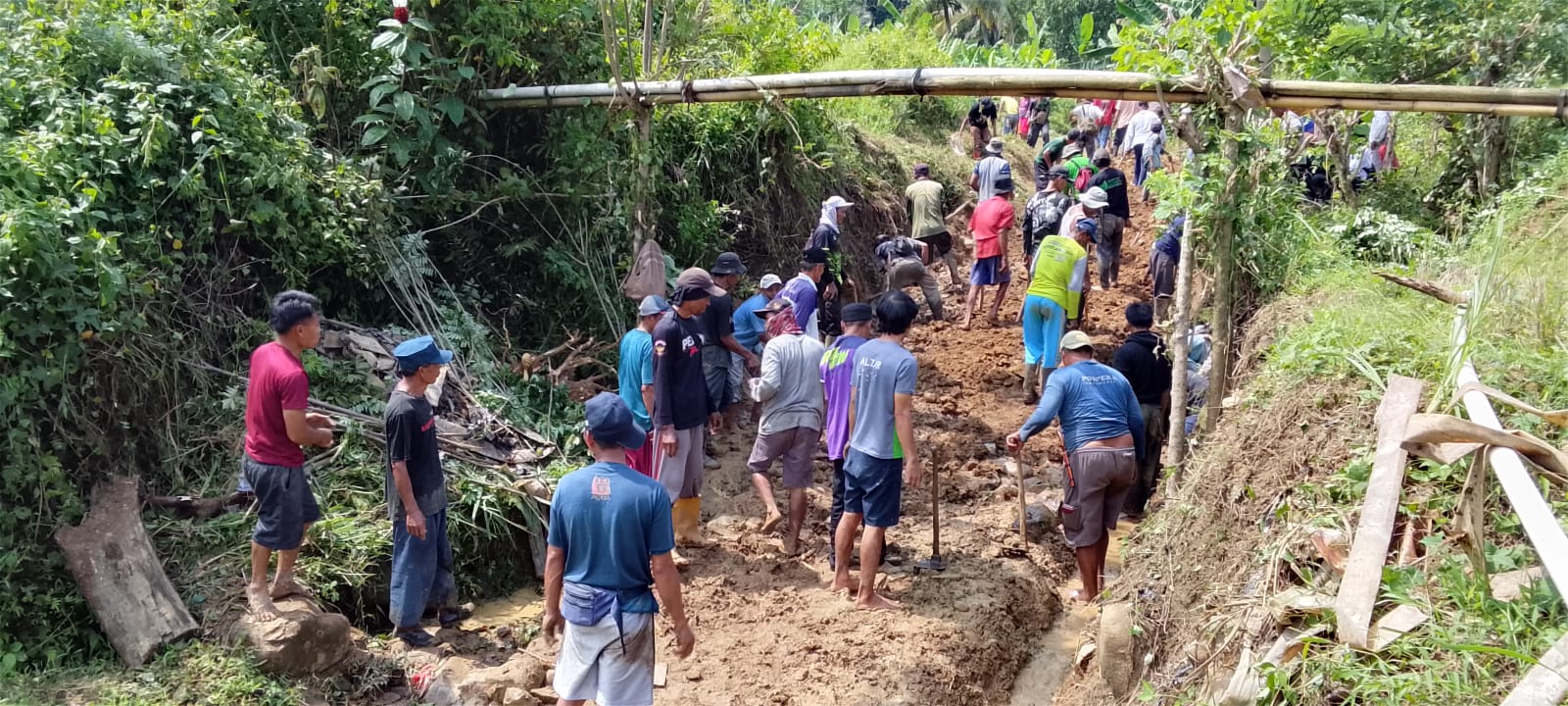 Pemdes Buanajaya Bersama Warga Gotong Royong Bangun Jalan Menuju TPU