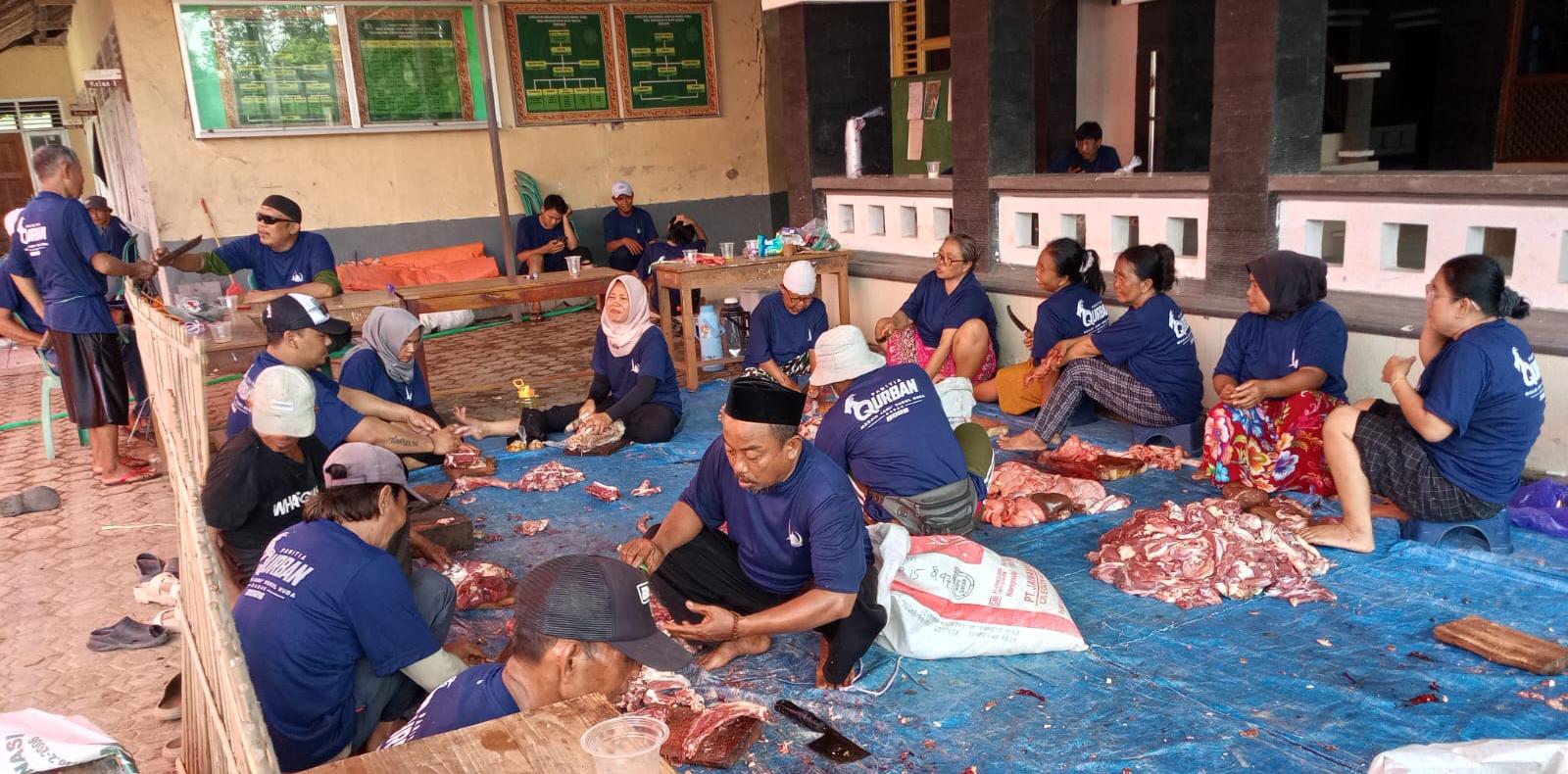 Masjid Jami’ Nurul Huda Blok Badak Adakan Penyembelihan Qurban
