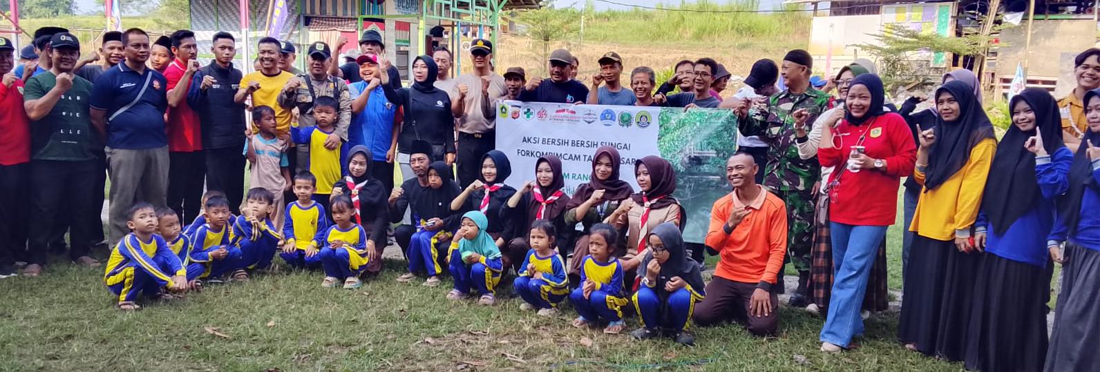 Forkopimcam Tanjungsari Gelar Aksi Bersih Sungai Cilimus Peringati Hari Lingkungan Hidup Sedunia dan HJB Ke-544