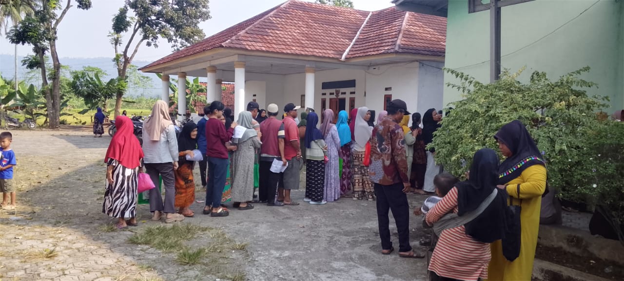 907 KPM Antusias Terima Bantuan Pangan Berupa Beras dan Minyak Goreng di Desa Tanjungsari