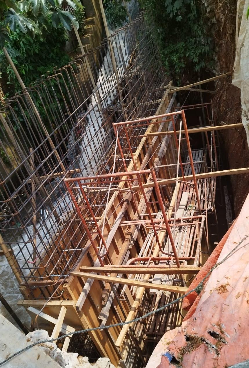 Papan Proyek Penurapan Kali Krukut Perumahan Newland Matoa Kota Depok Tidak Dipajang, Diduga Waktu Pelaksanaan Sudah Berakhir