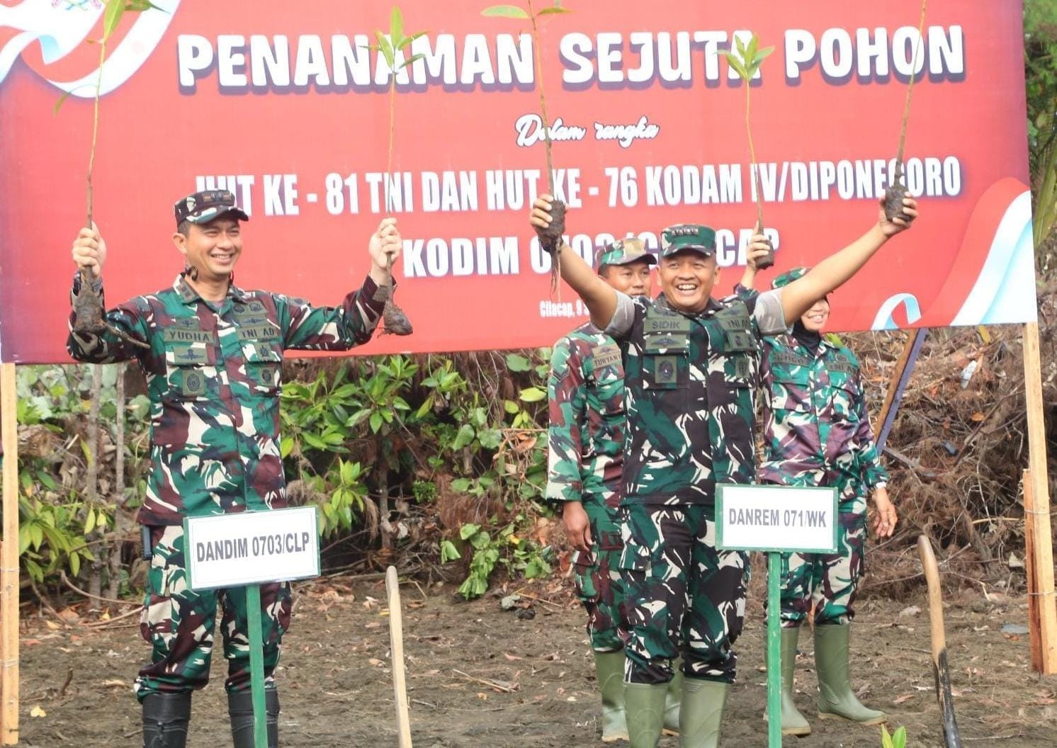 HUT Ke-81 TNI dan HUT Ke-76 Kodam IV/Diponegoro, Kodim 0703 Cilacap Tanam 1.000 Mangrove Dan 100 Pohon Kopi