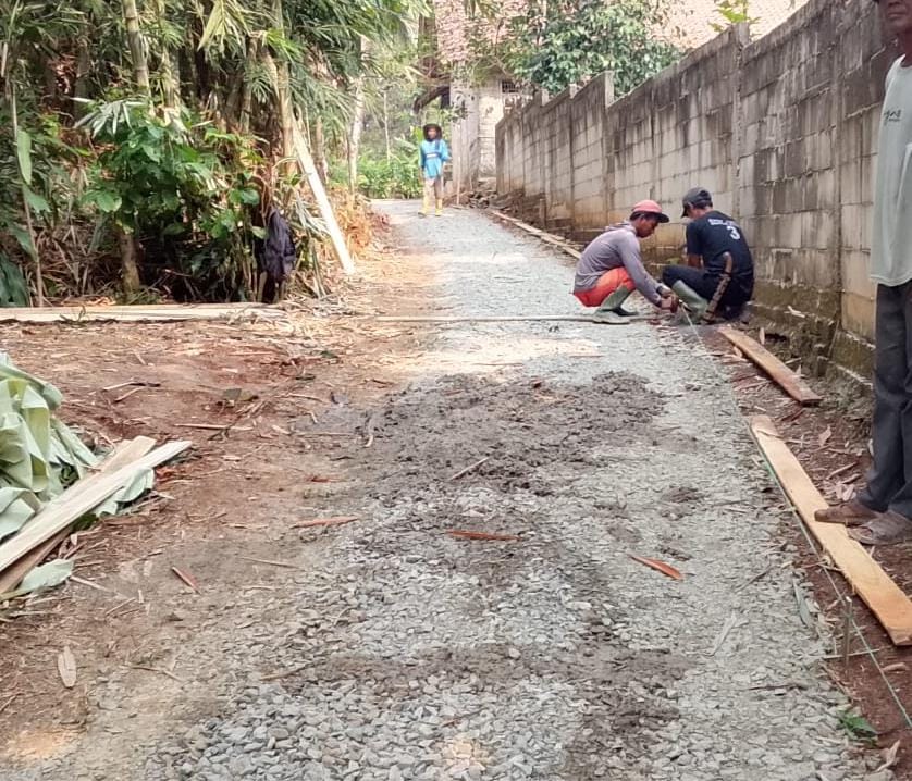 Pemdes Karyamekar Realisasikan Bankeu untuk Betonisasi Jalan Gang Bonim, Dukung Aktivitas Ekonomi Warga