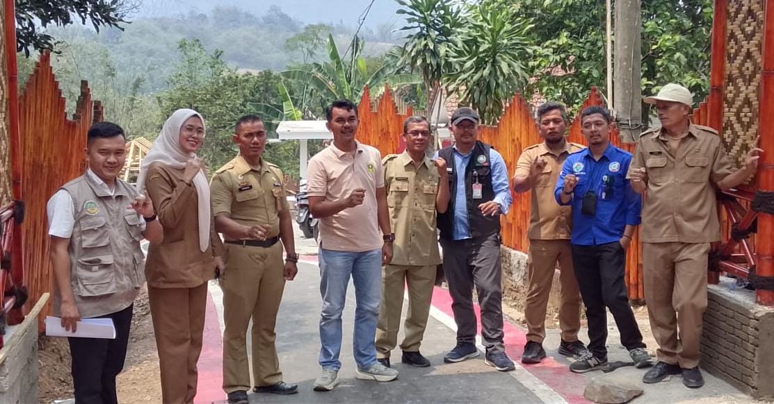 Kasi Ekbang Kecamatan Tanjungsari Lakukan Monev Pembangunan di Desa Antajaya